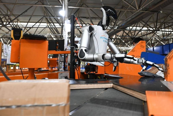 Robot hình người loay hoay đi từ sân khấu đến đời thực