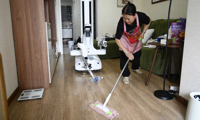 Dịch vụ dọn dẹp bằng con người kết hợp robot