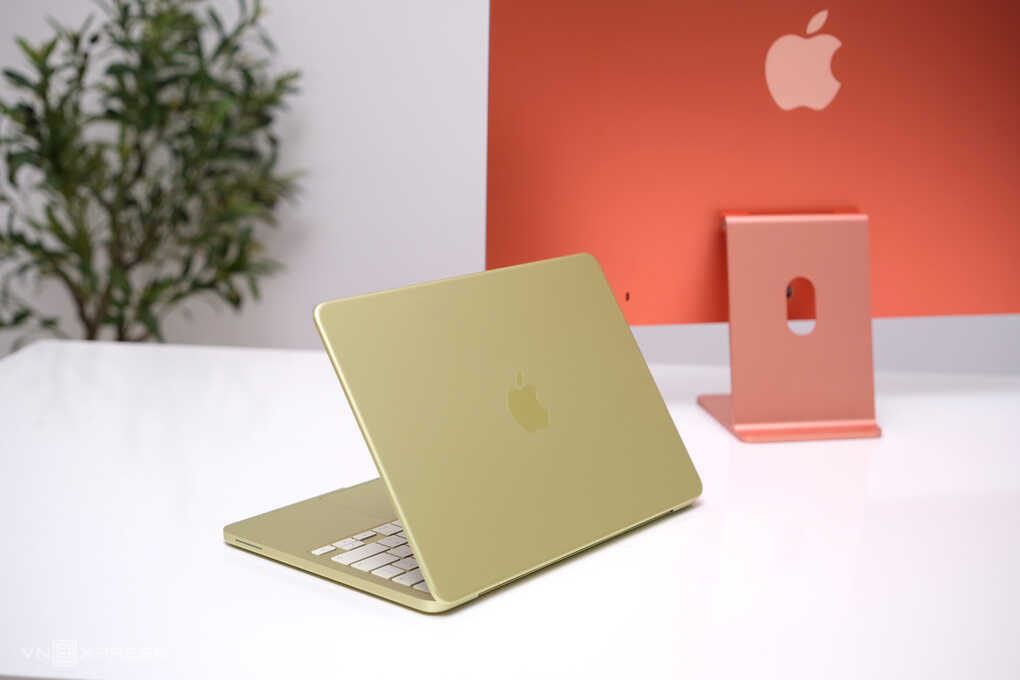 MacBook, iPad đồng loạt tăng giá mạnh tại Việt Nam