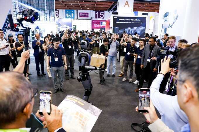 Người máy VinRobotics hút khách xem tại sự kiện công nghệ quốc tế