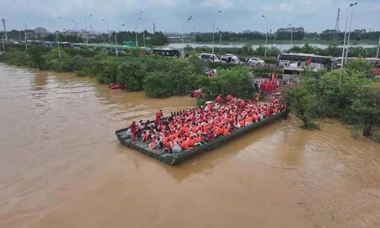 Sà lan phao cứu hơn 6.000 người mắc kẹt trong lũ
