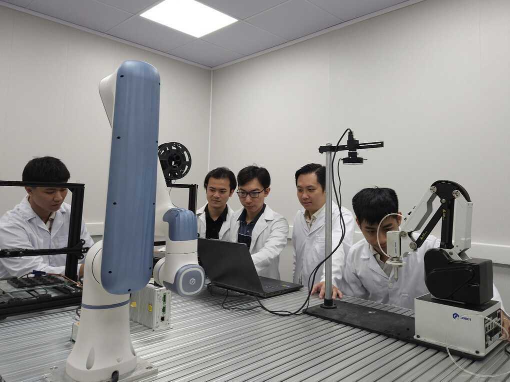 Nhà khoa học Việt phát triển phòng thí nghiệm tự tổng hợp vật liệu